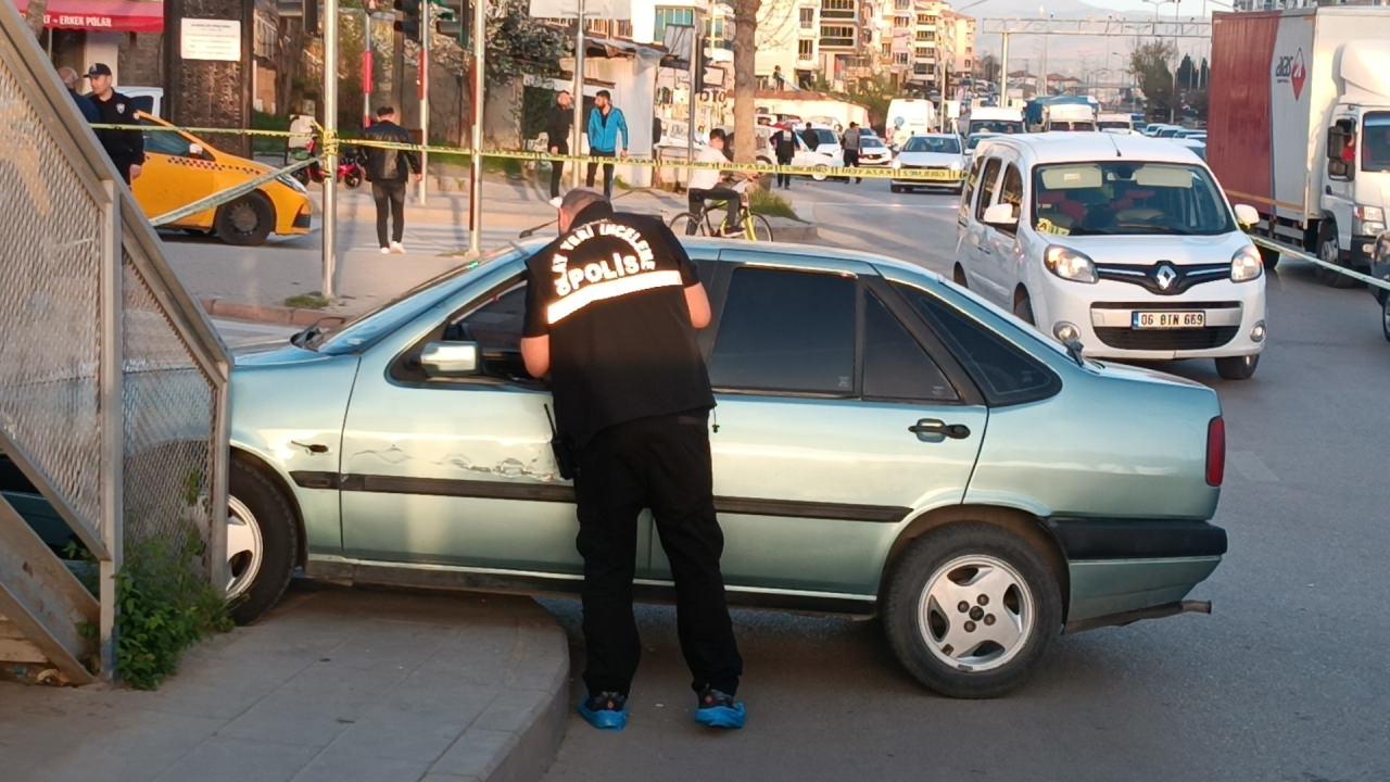 Otomobil kullanan kız arkadaşının boğazını bıçakla kesti