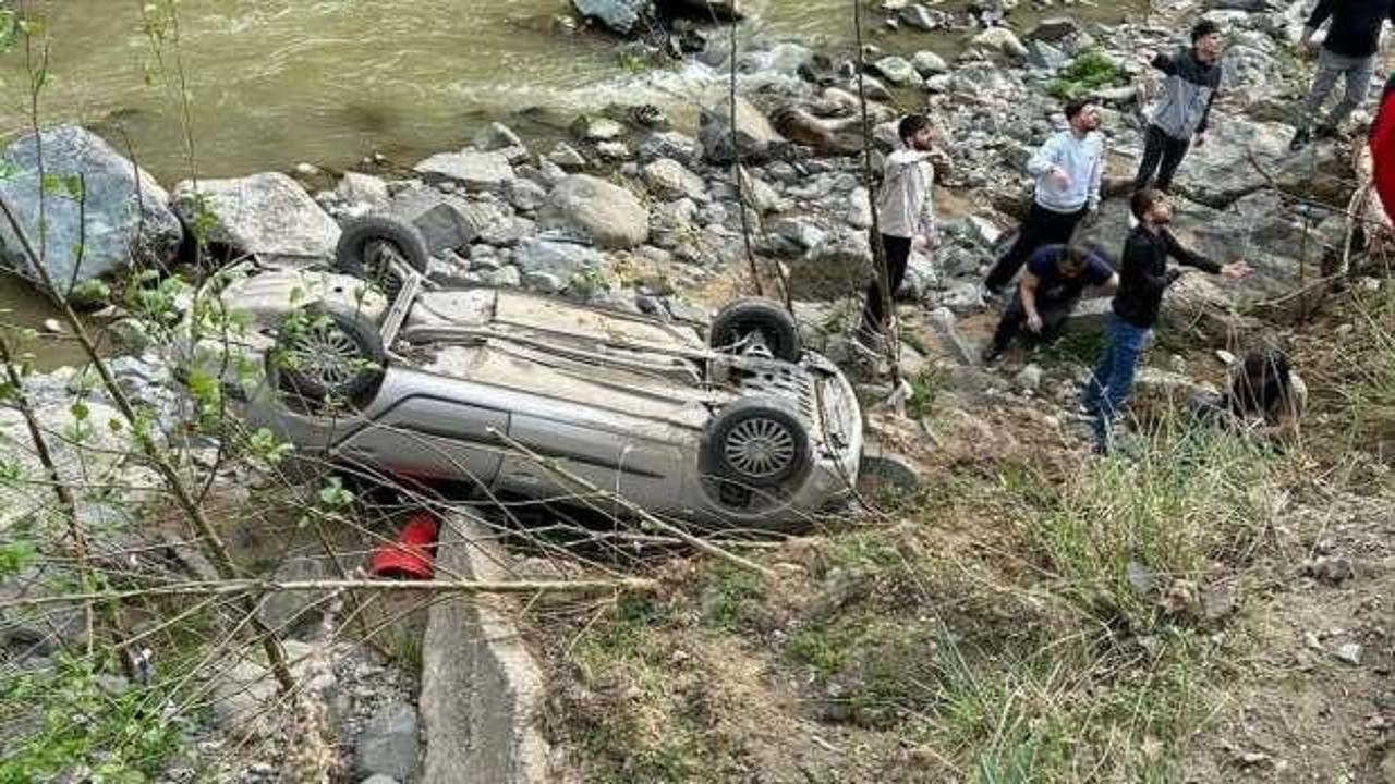 Artvin’de otomobil dere kenarına uçtu: 2 yaralı!