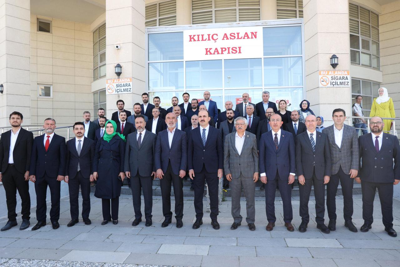 Konya Büyükşehir Belediye Başkanı Altay mazbatasını aldı