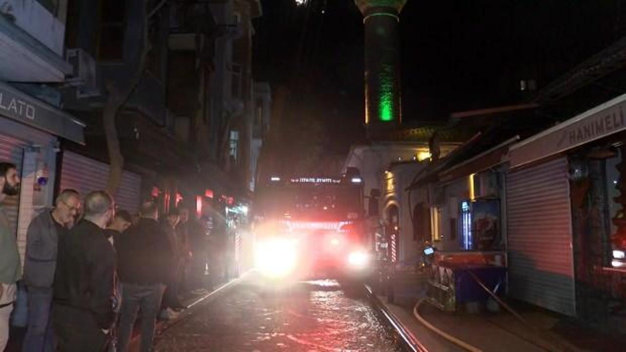 Fatih’te tarihi Tahta Minare Hamamı’nda yangın