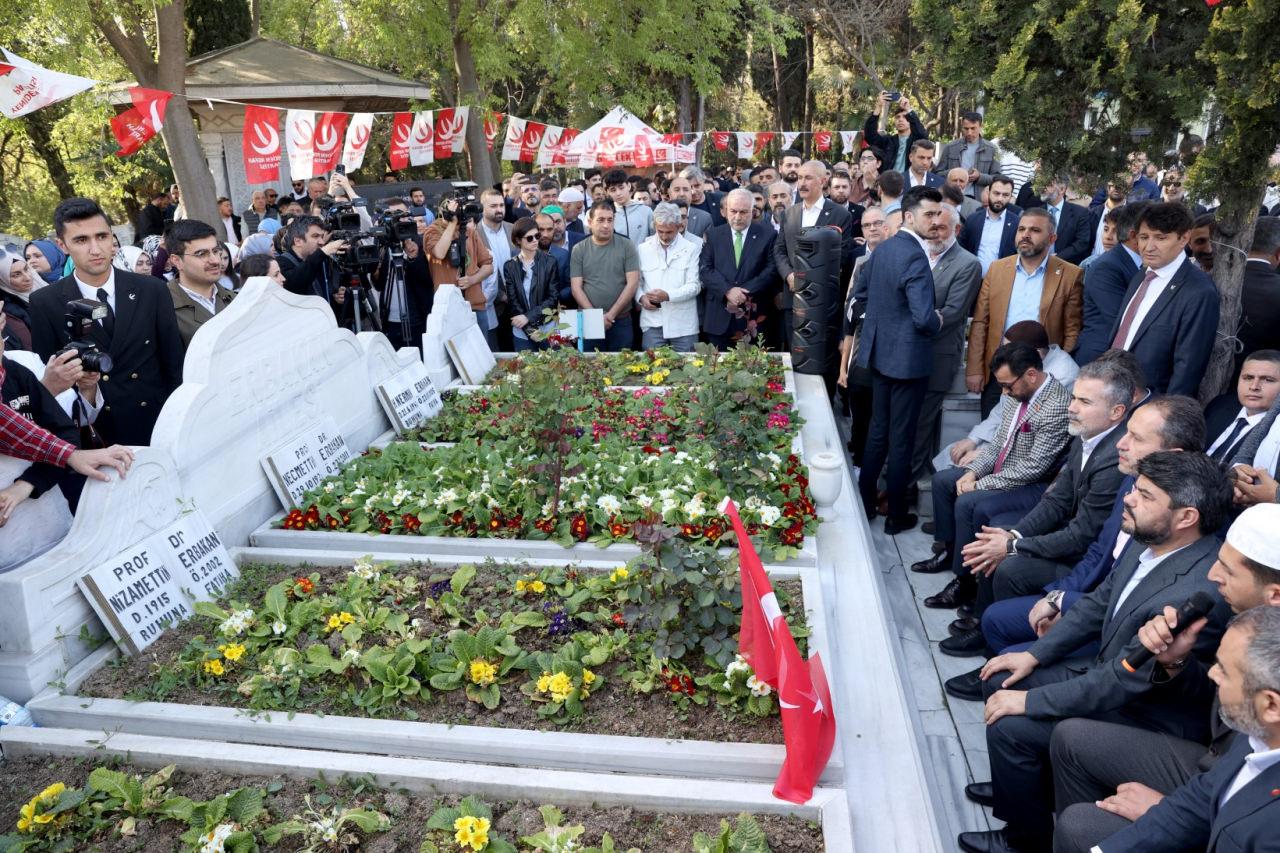 Fatih Erbakan babası merhum Prof. Dr. Necmettin Erbakan'ın kabrini ziyaret etti