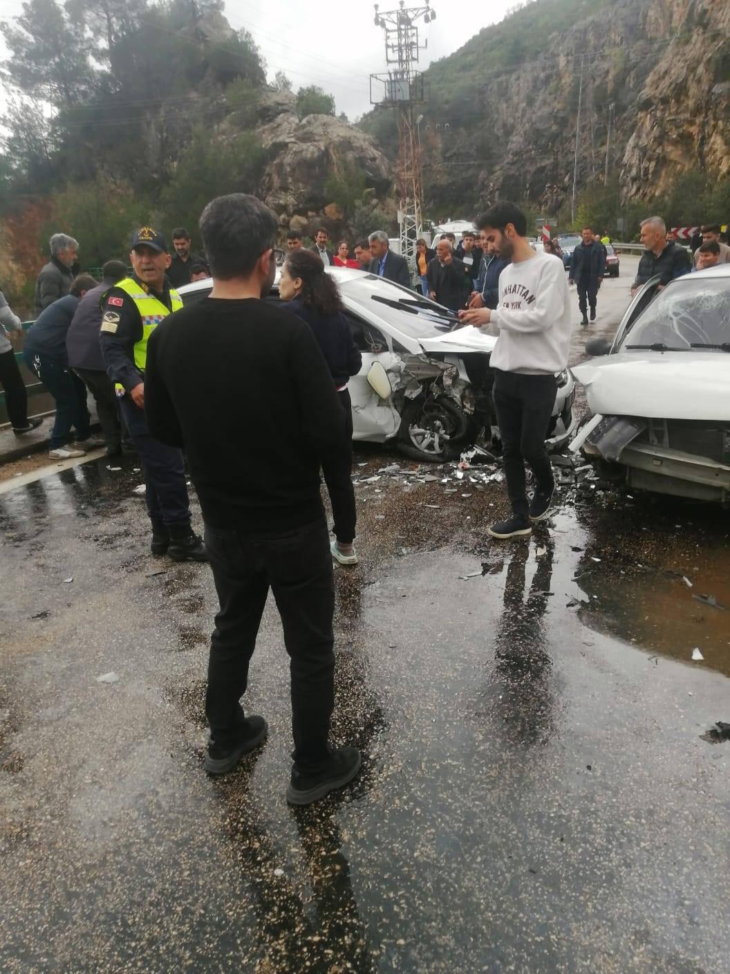 Adana'daki trafik kazasında 1'i çocuk 6 kişi yaralandı