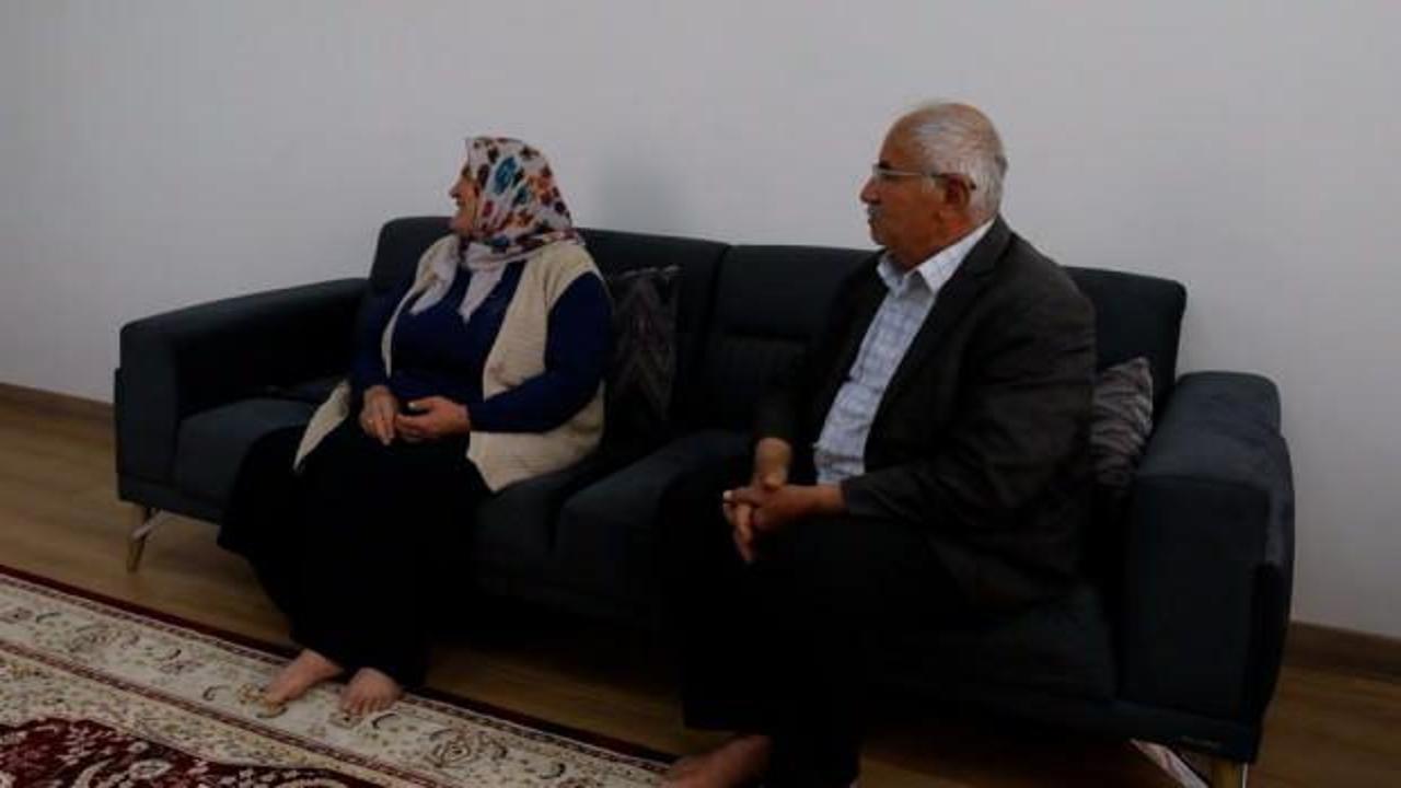 Depremzede aileye yeni evleri teslim edildi