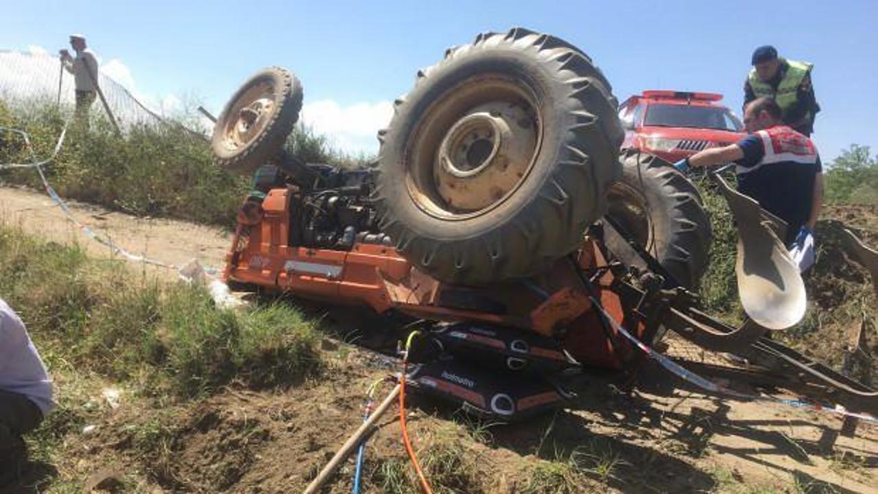 Devrilen traktörün altında kalan sürücü öldü