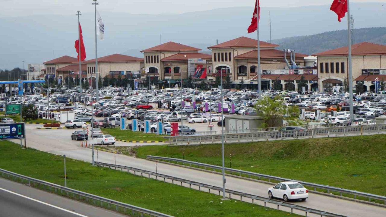 Bayram tatilcilerinin dönüş çilesi başladı!