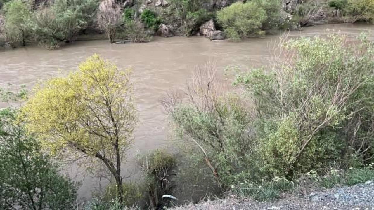 Yoldan çıkan sürücü Fırat Nehri’ne uçtu! Otomobil kayboldu