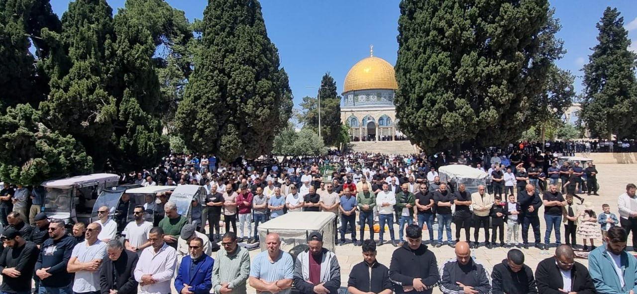 Engellemelere rağmen Mescid-i Aksa'da 30 bin Müslüman cuma namazı için saf tuttu