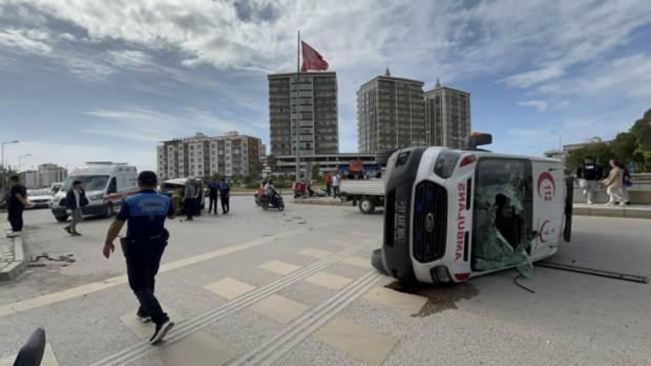İskenderun’da ambulans devrildi: Yaralılar var!
