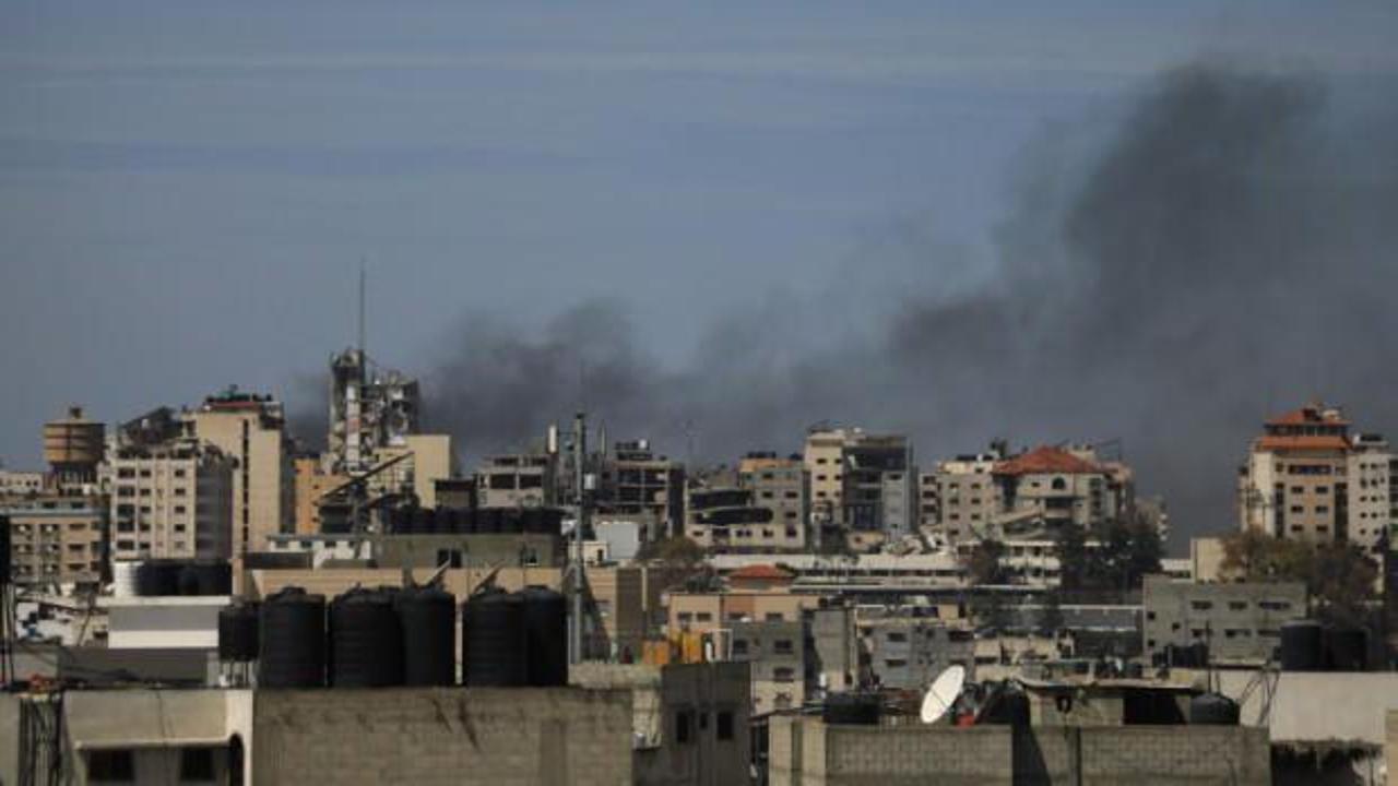 Parkta oyun oynayan çocuklara savaş uçaklarıyla saldırı