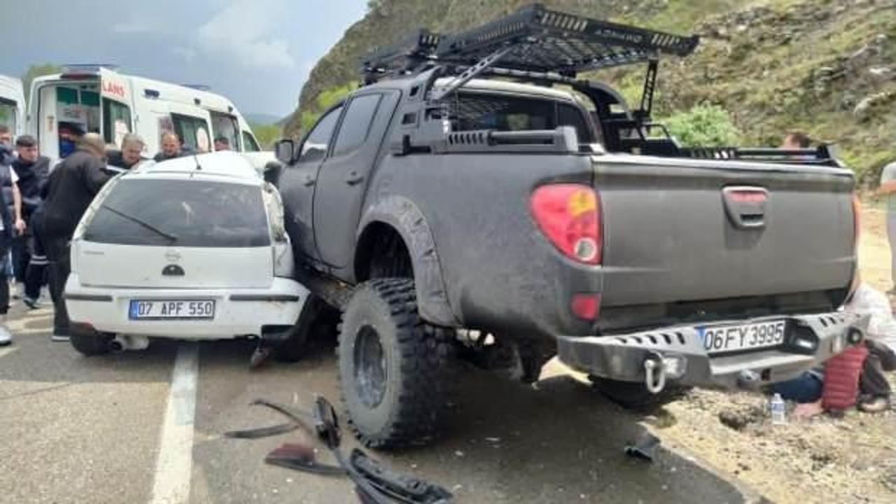 Karşı şeride geçen otomobil pikapla çarpıştı: 4 yaralı