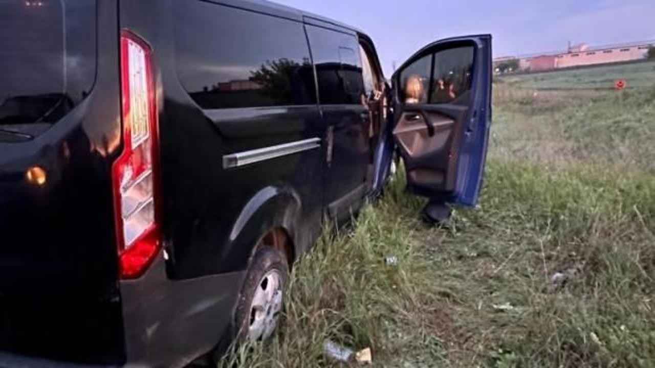 Lastiği patlatırak durdurulan panelvandan 19 kaçak çıktı