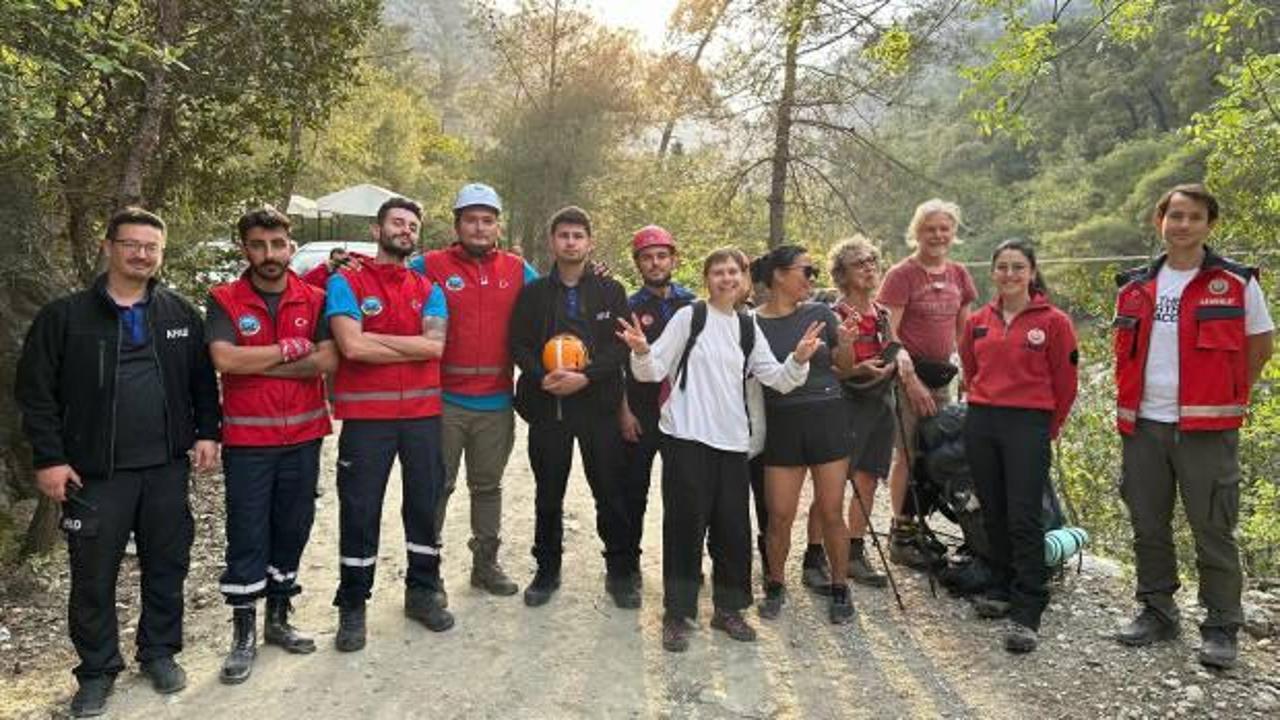 Orman yangınında mahsur kalan 4 turist kurtarıldı