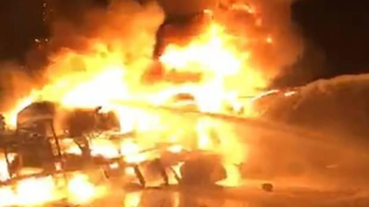 Otoyolda devrilen akaryakıt yüklü tanker alev aldı