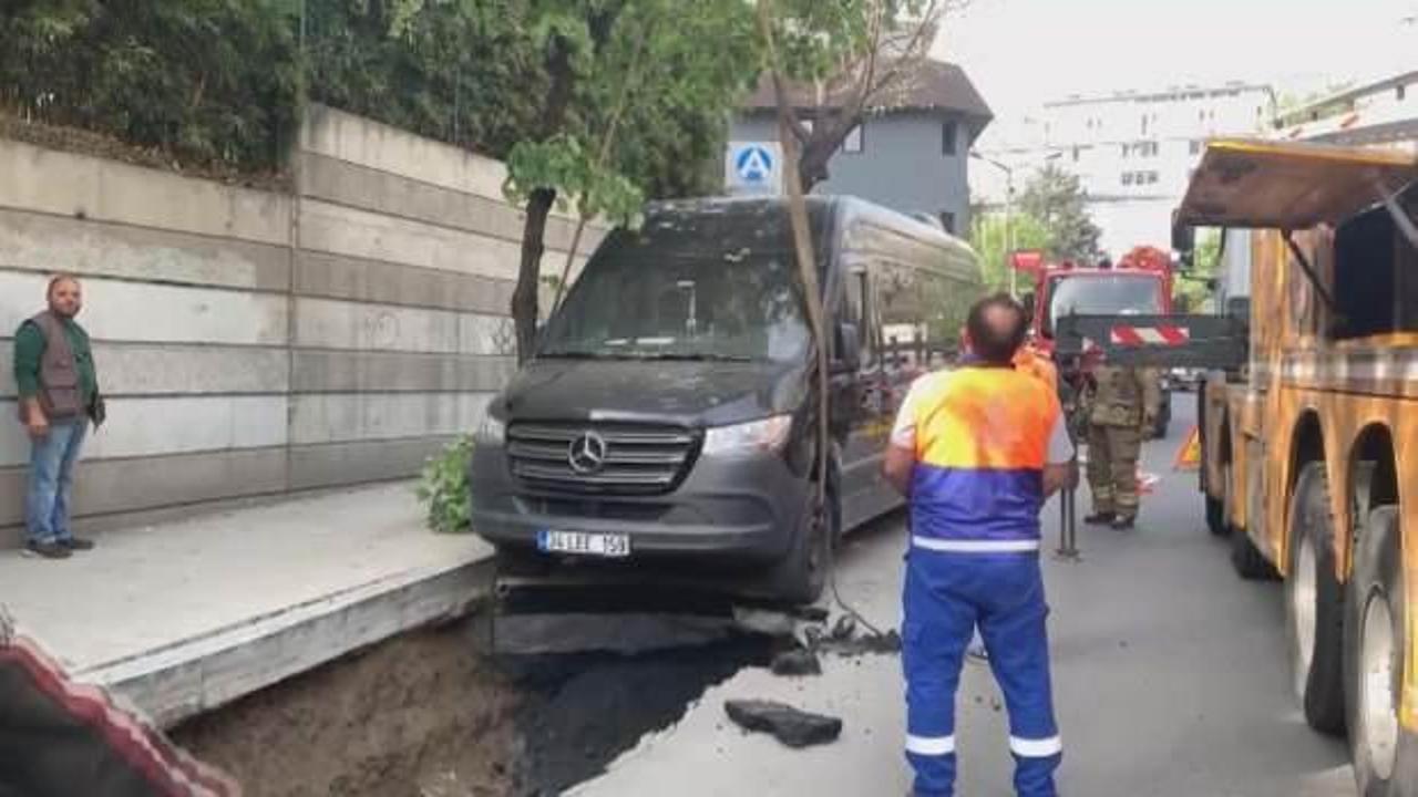Şişli’de yol çöktü! Çukura düşen araçlar güçlükle çıkarıldı