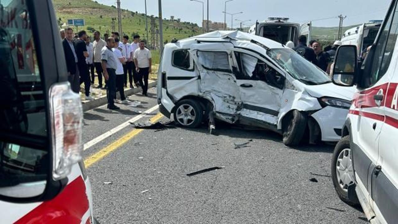 Mardin’de hafif ticari araç ile minibüs çarpıştı: 11 yaralı