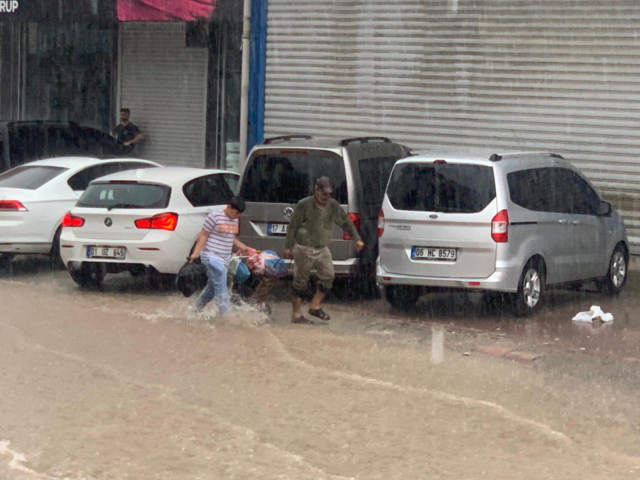 Adana'da sağanak ve fırtına; ağaçlar devrildi, yollar suyla doldu