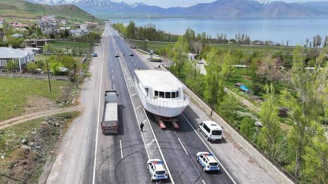 110 tonluk gezi teknesi 8 saatte Van Gölü’ne ulaştırıldı