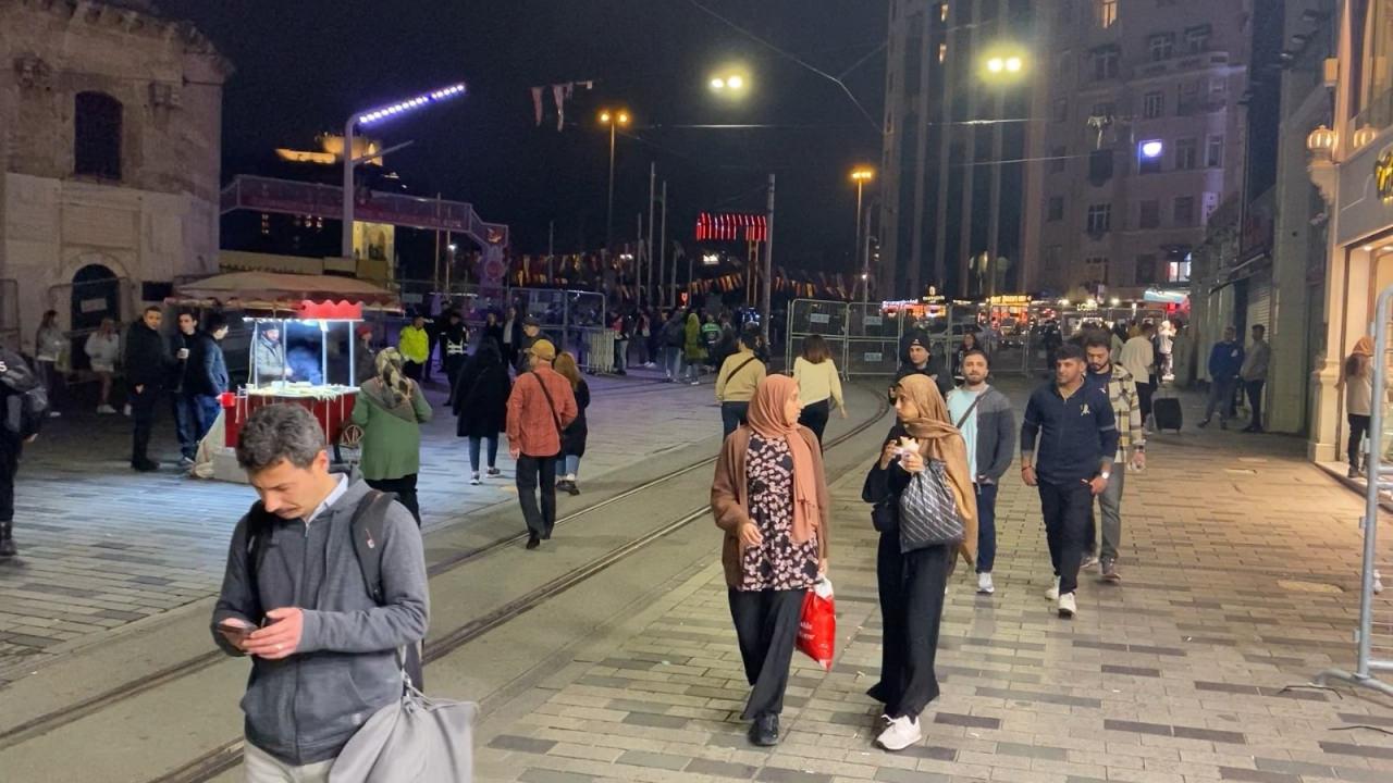 İstiklal Caddesi yaya trafiğine açıldı