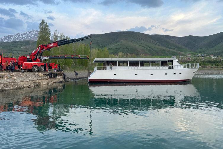 110 tonluk gezi teknesi 8 saatte Van Gölü'ne ulaştırıldı