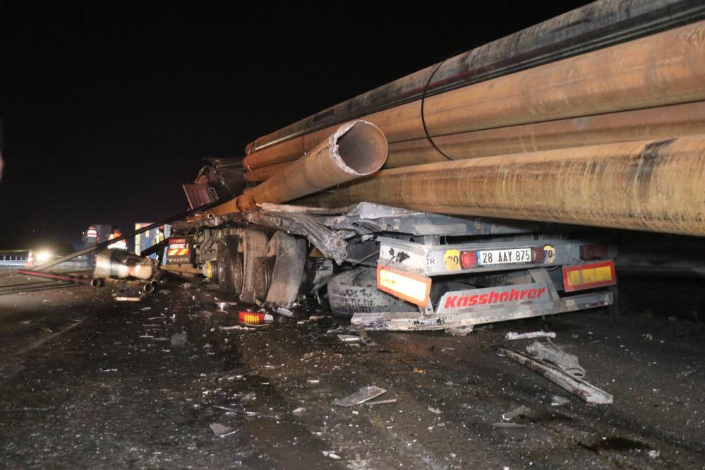 Dehşet kaza! TIR demir yığınına döndü! Ölüm haberleri geldi