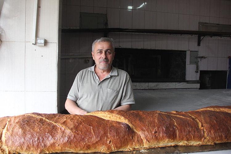 Sivas'ta bir fırıncı 3 metre 80 santimetre uzunluğunda ekmek üretti