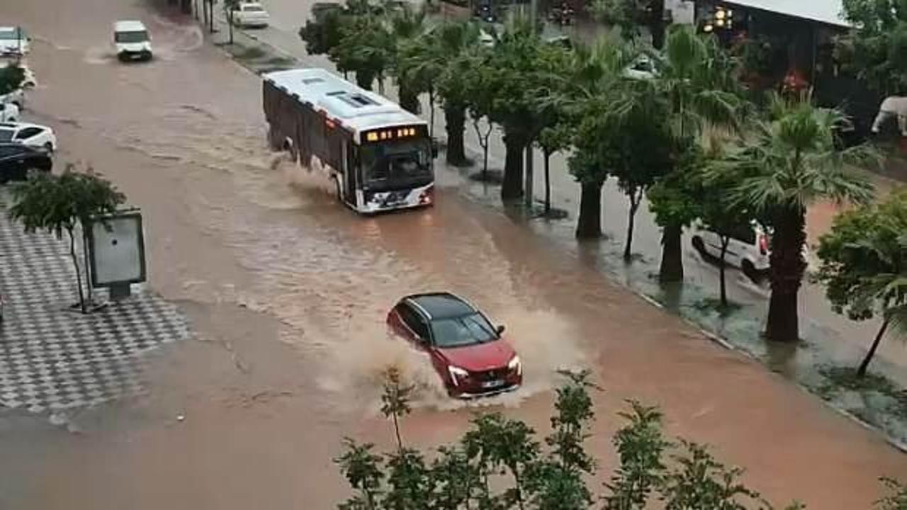 Adana’da sağanak ve fırtına; ağaçlar devrildi, yollar suyla doldu