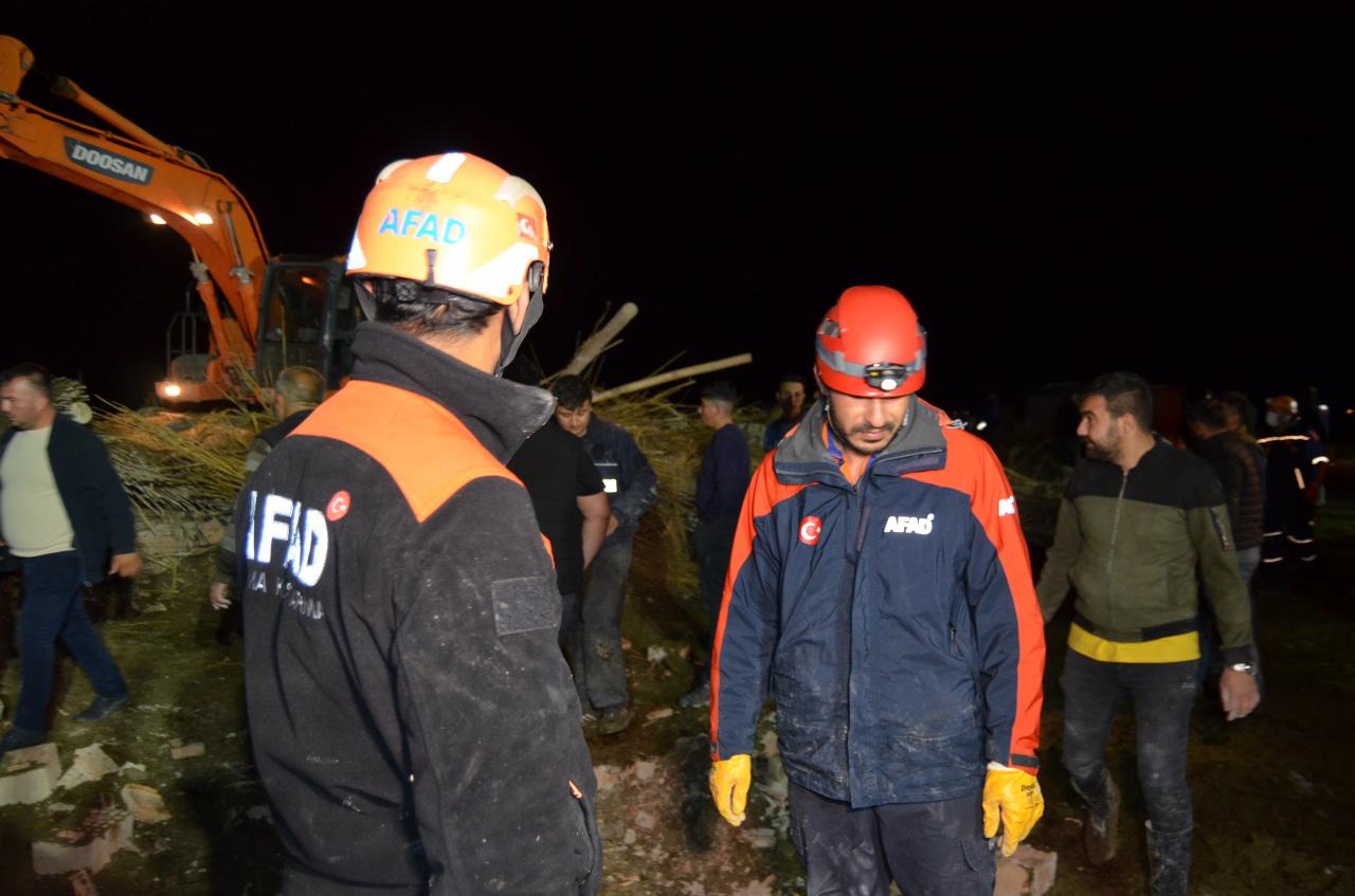 Kerpiçten yapılan ahır yağmur suyunun ağırlığına dayanamayarak çöktü: 50 hayvan öldü