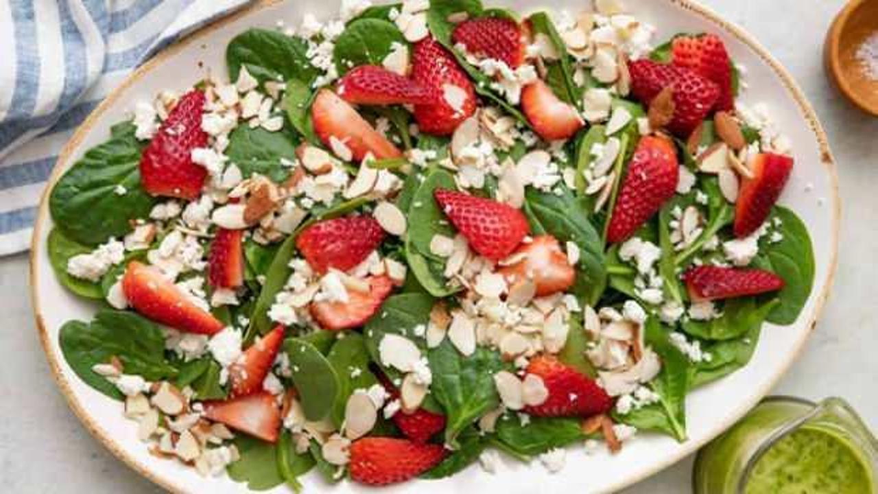 Çilekli ıspanak salatası tarifi, nasıl yapılır?