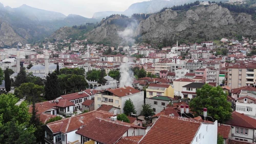 100 yıllık konakta yangın çıktı! 4 binaya da sıçradı