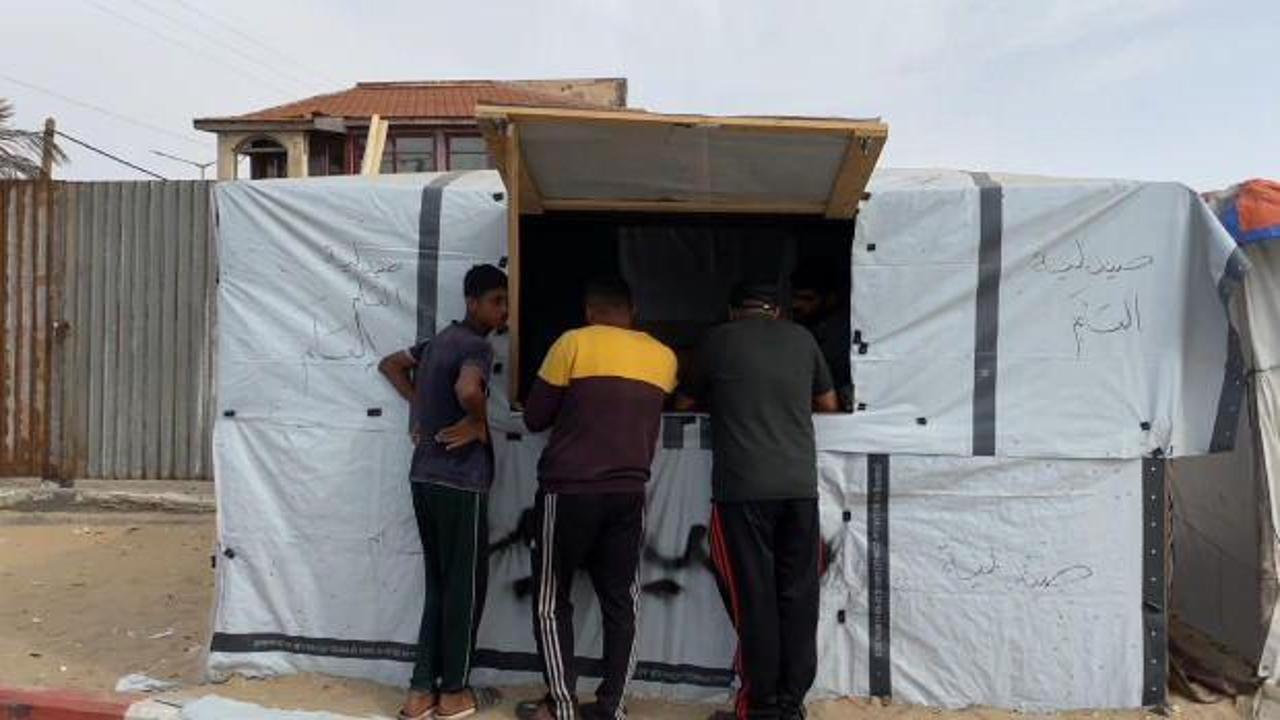 Filistinli eczacı Refah’ta “çadırdan” eczane açtı