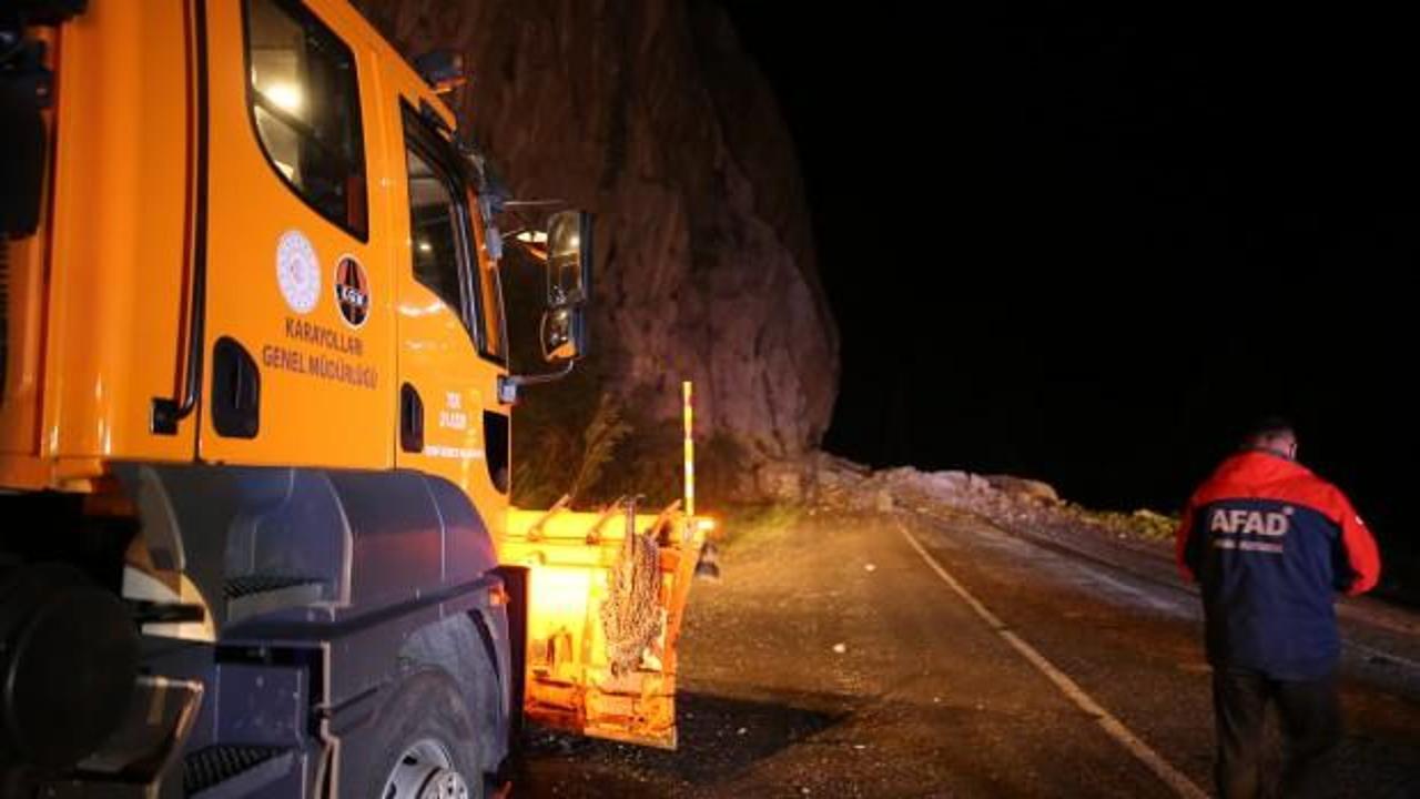 Hakkari-Çukurca kara yolu dağdan düşen kaya parçaları nedeniyle kapandı