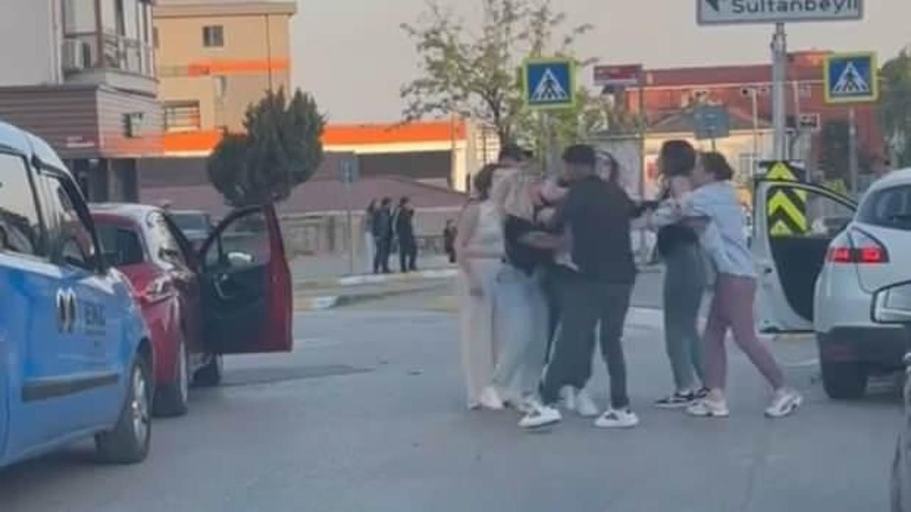 Kadın sürücülerin yol verme kavgasında esnaf araya girdi: Saç baş yoldular!