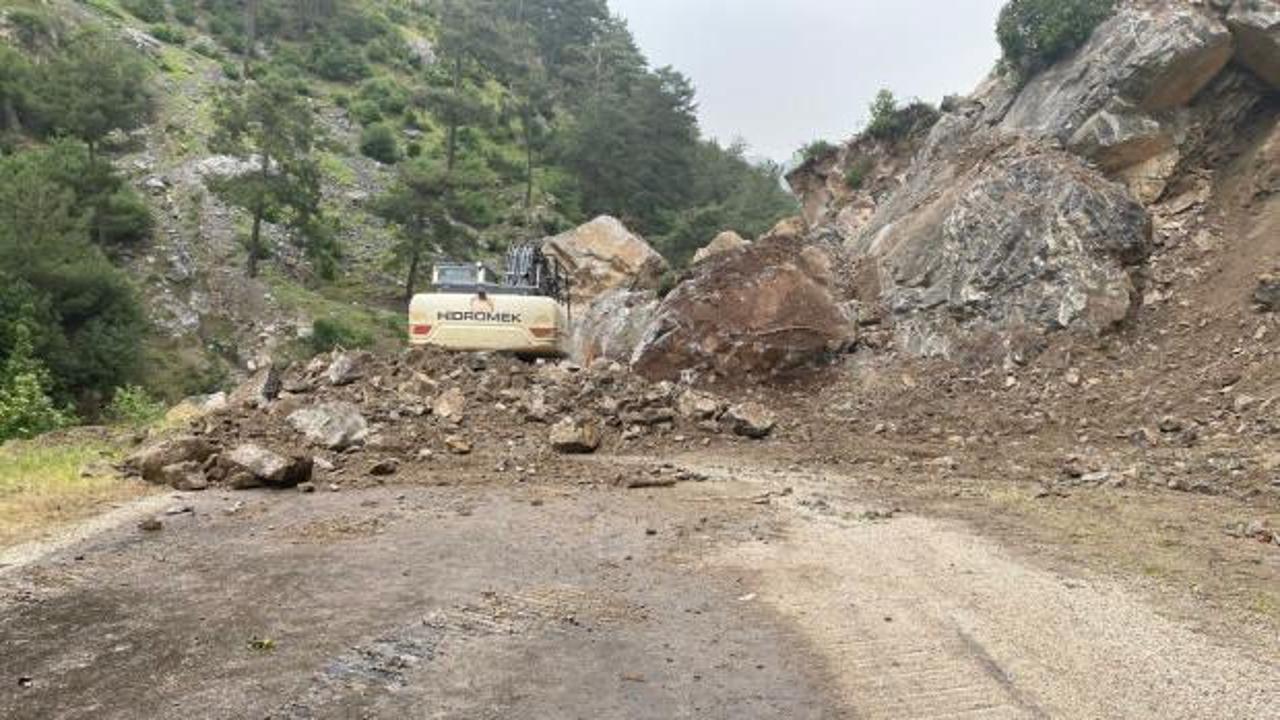 Dev kayalar yolu ulaşıma kapattı