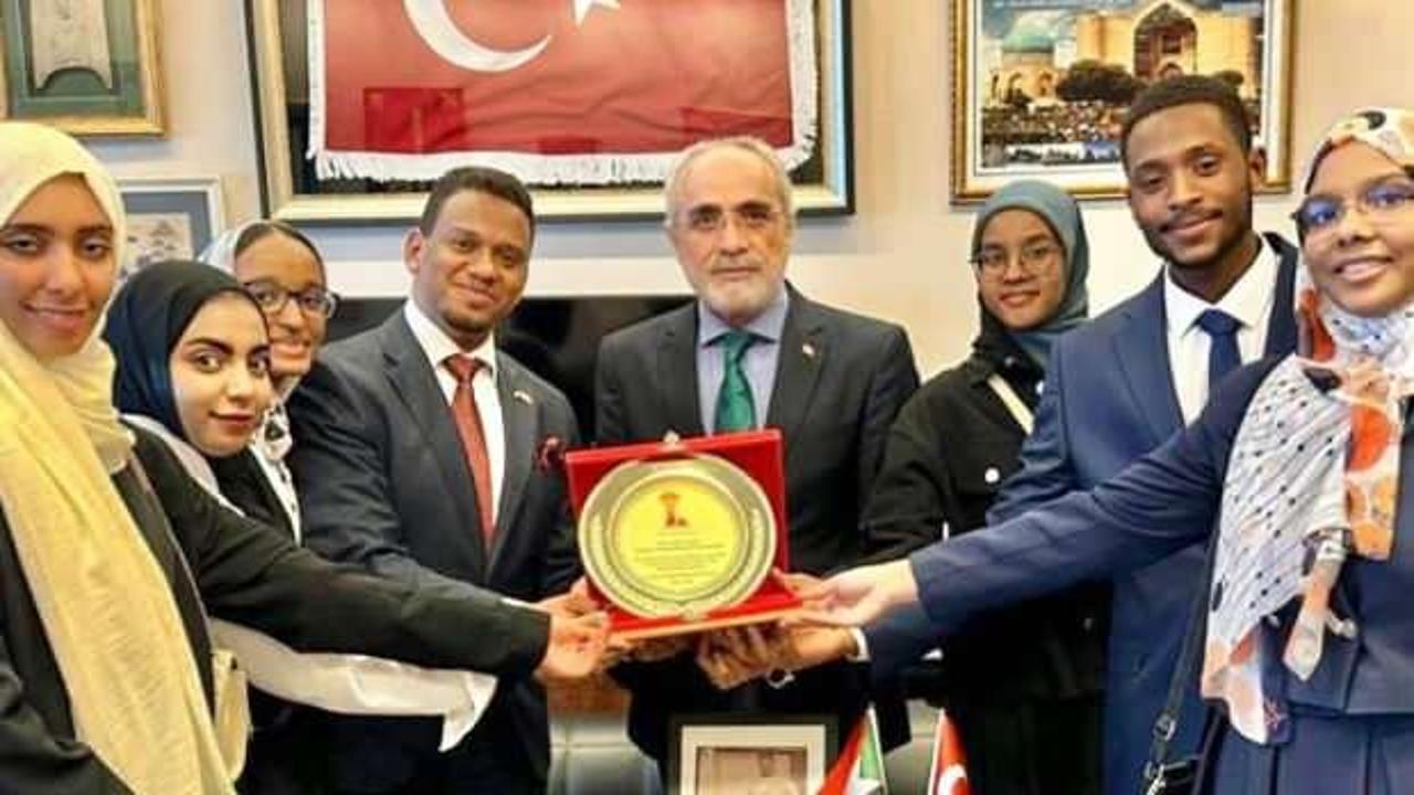 Yalçın Topçu Sudanlı Öğrenciler Derneği başkanı Yousef MOQBIL ve yönetimini kabul etti