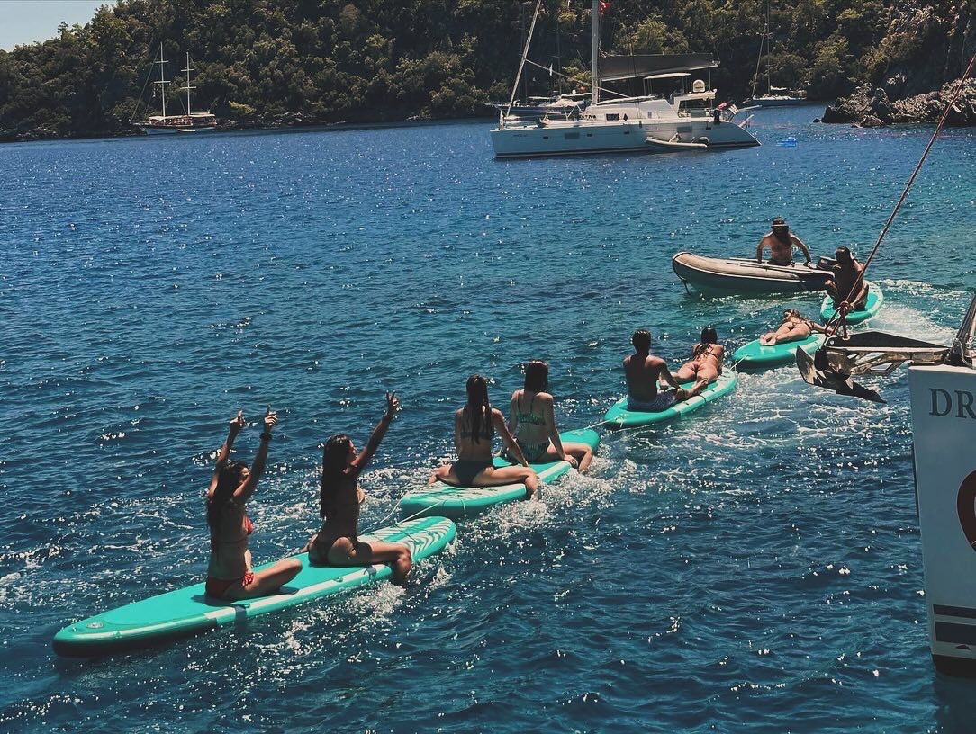 Sailors in Yellow Shorts: Akşamları DJ Performanslarıyla Göcek’te Eğlence
