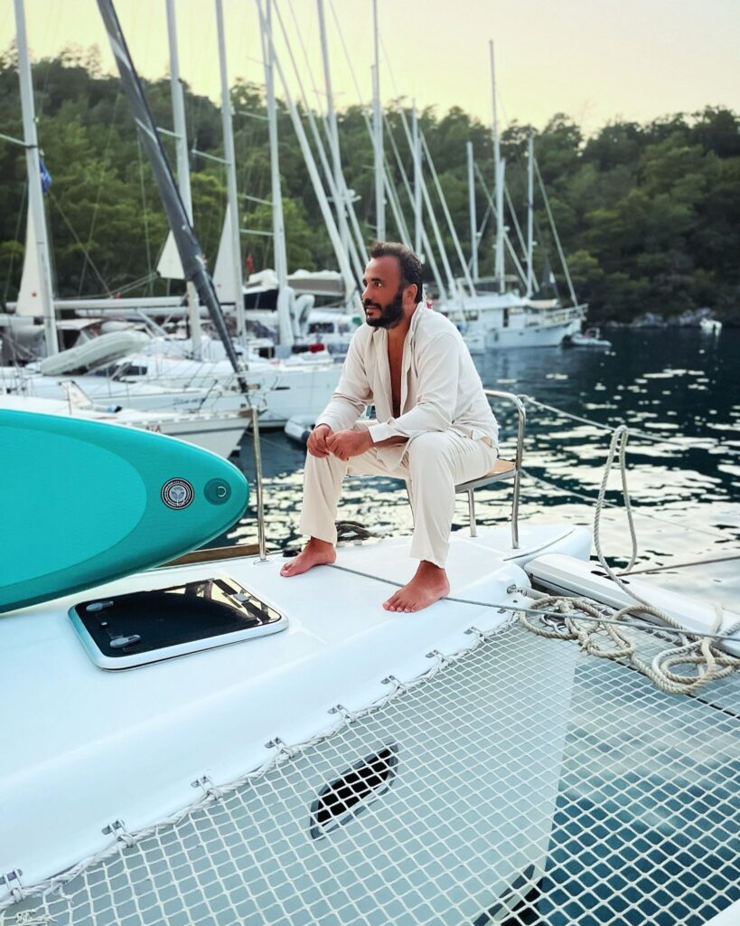 Sailors in Yellow Shorts: Akşamları DJ Performanslarıyla Göcek’te Eğlence