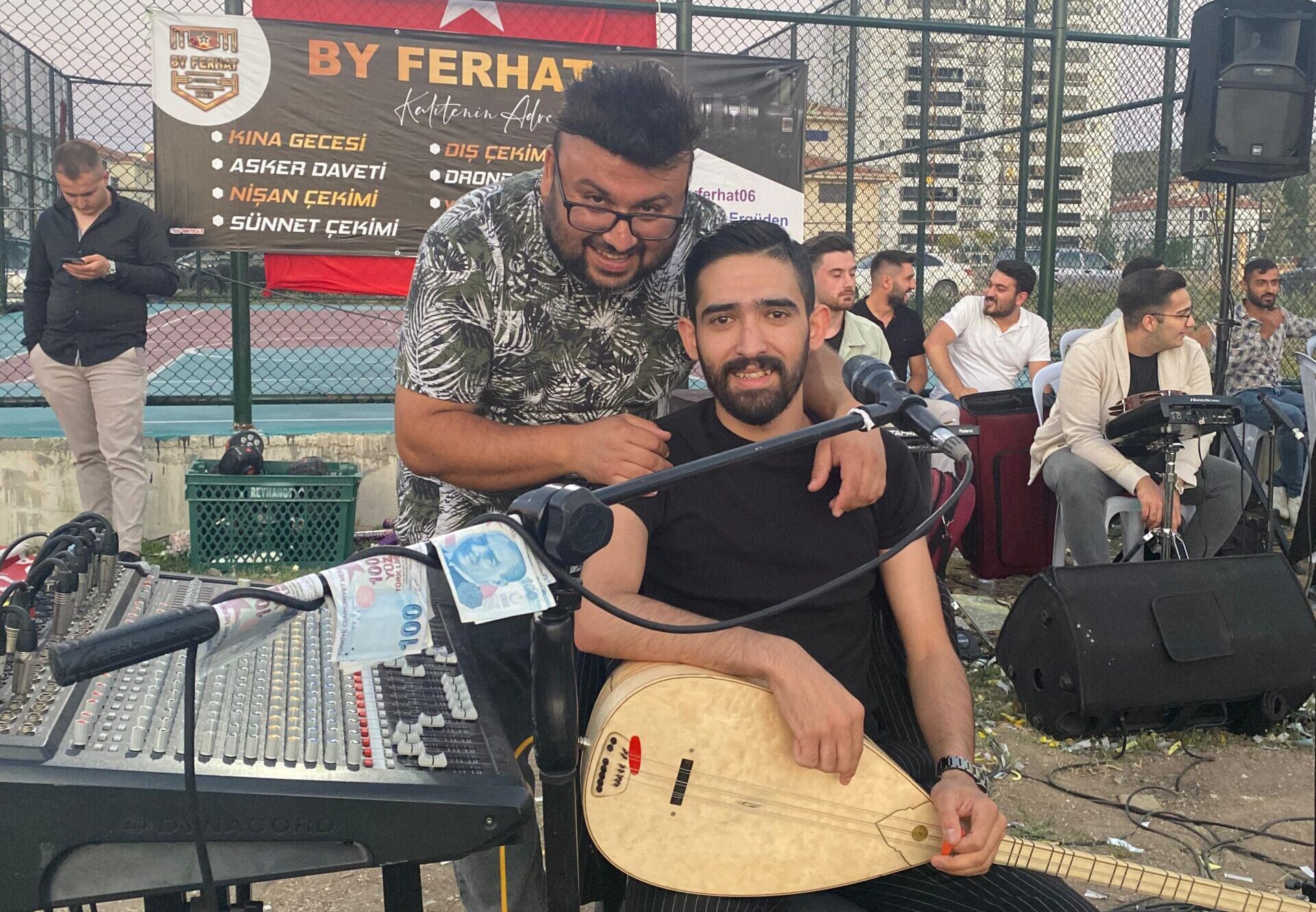 Ankara’nın Sesini Yükseltmek: By Ferhat’ın Yerel Sanatçı Desteği