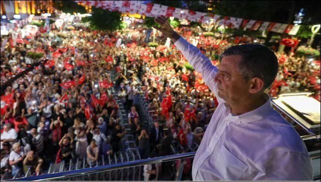 CHP Beyoğlu’nda gövde gösterisi yaptı: Özgür Özel’den Ekrem İmamoğlu konuşması!