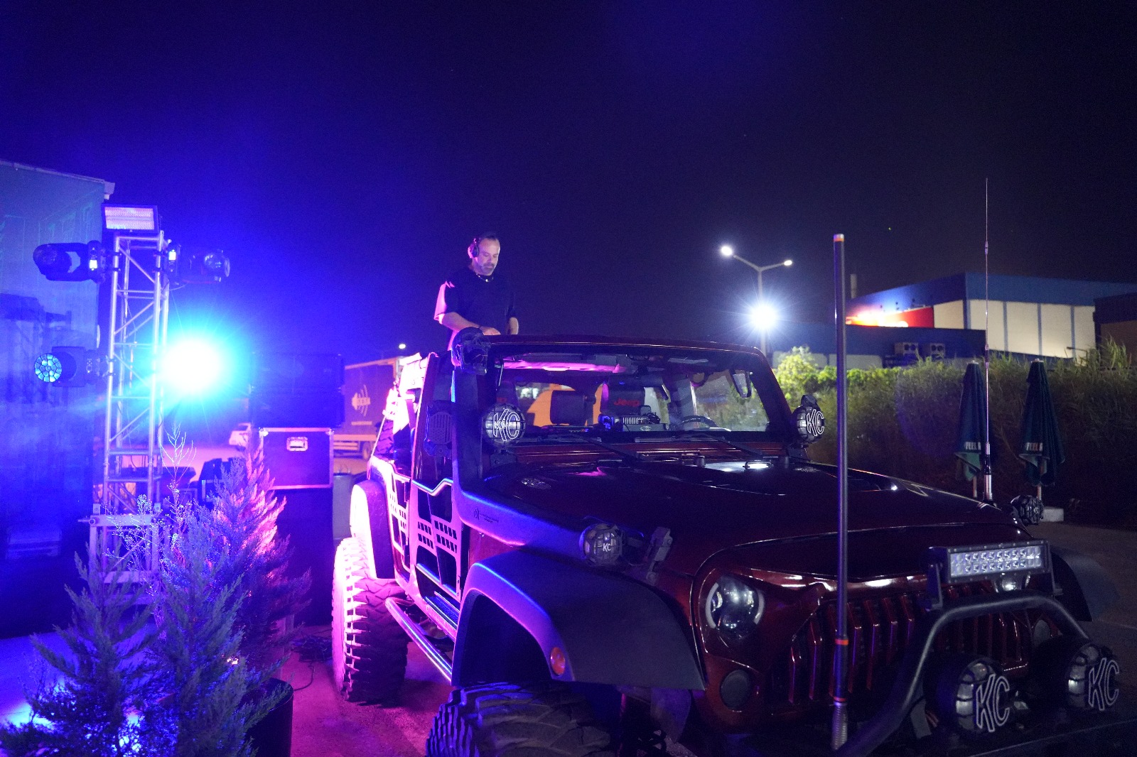 İzmir’de Neon Ritmlerle Zafer Bayramı Kutlaması