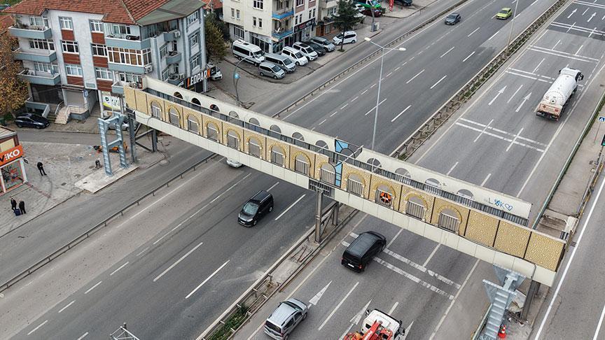 Kocaeli’de Tartışmalı Yaya Üst Geçidi Yıkıldı, Yerine Yeni Köprü Kuruluyor