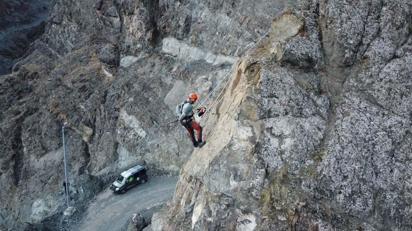 ARTVİN YUSUFELİ’NDE TEHLİKE SAÇAN KAYALAR ENDÜSTRİYEL DAĞCILAR TARAFINDAN TEMİZLENDİ