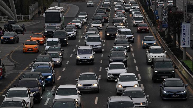 Hafta Sonu Alışveriş Yoğunluğu Trafiği Kilitledi: Araçlar Metre Metre İlerledi